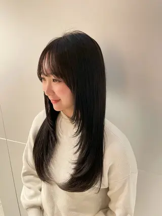 ミディアム ブリーチなしカラー/ 顔周りレイヤーのヘアスタイル