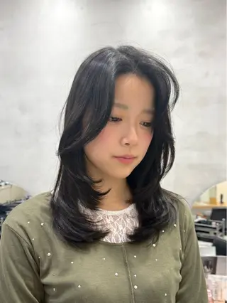 ミディアム 柔らかレイヤー× 透け感カラー/SUのヘアスタイル