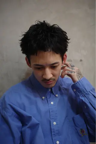 ショート パーマ メンズ 赤木蓮/メンズ特化 パーマ/ハイトーンのヘアスタイル