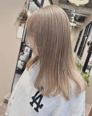 セミロング 🔷ブリーチバレイヤ ージュ🔷飯野達也のヘアスタイル