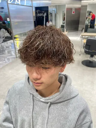 ショート カラー パーマ メンズ カラーモデル⚡️ REONのヘアスタイル