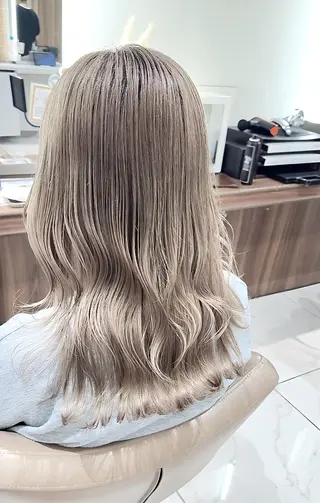 セミロング カラー 渡邊楓果／髪質改善 ブリーチ/カラーのヘアスタイル