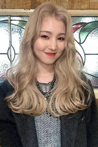 ロング カラー 大田敦也/ブリーチ /透明感ベージュのヘアスタイル