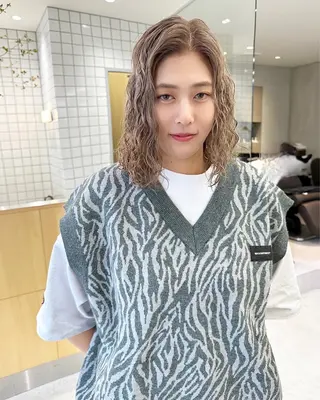 ミディアム ラベンダーカラー＆ ミルクティー太田のヘアスタイル