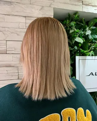 ミディアム 韓国ヘア×ハイトーン AYA💫のヘアスタイル