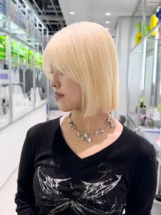 ショート NORA Journey所属・ブリーチカラー/ブロ ンドレイヤーカットのヘアスタイル