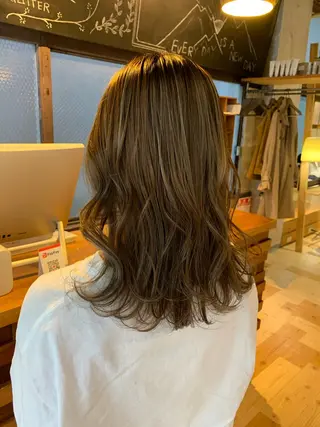 ミディアム カラー hair make DAISY LOTUS所属・MAYU🪡 透明感カラー/耳ツボのヘアスタイル