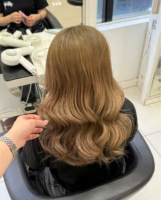 セミロング カラー 透明感ハイトーン ︎︎☾mizukiのヘアスタイル