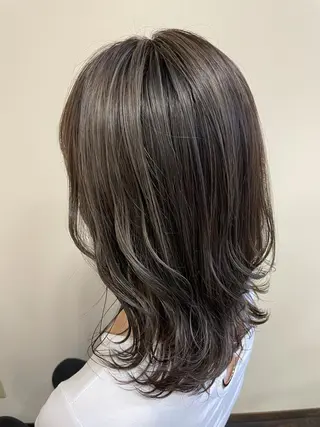 ミディアム カラー 沢田 瞳のヘアスタイル