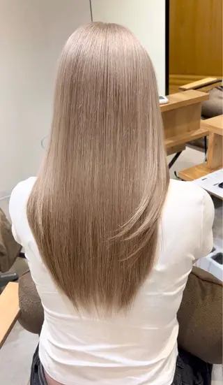 ロング カラー 肌に馴染むハイトーン /ミルクティーカラーのヘアスタイル