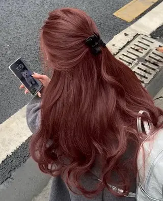 カラー rinka／暖色 ブリーチのヘアスタイル