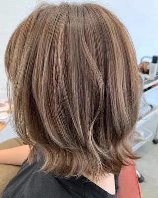 ミディアム カラー fio マナミのヘアスタイル