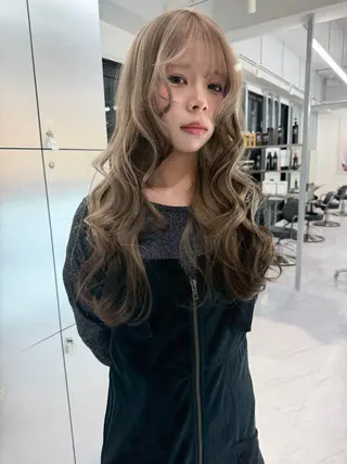 ロング カラー TATSUブリーチ/ ミルクティーベージュのヘアスタイル