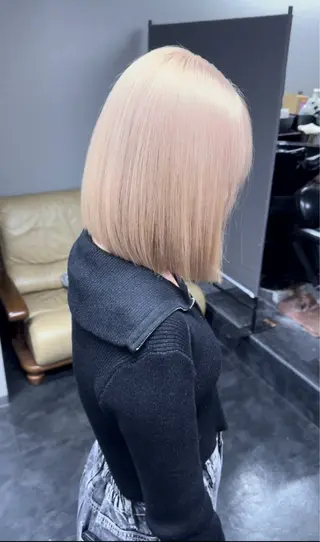 ミディアム カラー ヘアアレンジ ホワイトカラー/ ピンクベージュにったのヘアスタイル