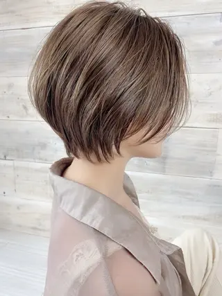 ショート カラー 寺元 奈々のヘアスタイル