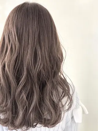 セミロング カラー ANNA /艶髪/ハイトーンのヘアスタイル