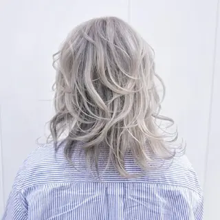 セミロング カラー 艶髪✨ハイトーン ✨ホワイト✨北宗一郎のヘアスタイル
