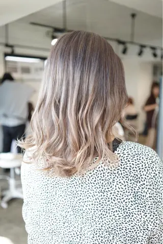 ミディアム カラー ハイトーン/レイヤー /ケアブリーチ石川治のヘアスタイル