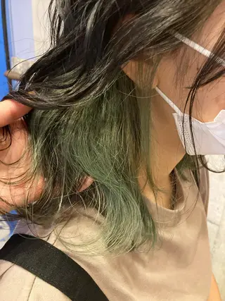 ミディアム カラー 岸田 莉奈のヘアスタイル