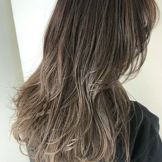 ロング カラー KNOWHOW京都所属・トレンド/顔まわり/ レイヤー/グレージュのヘアスタイル