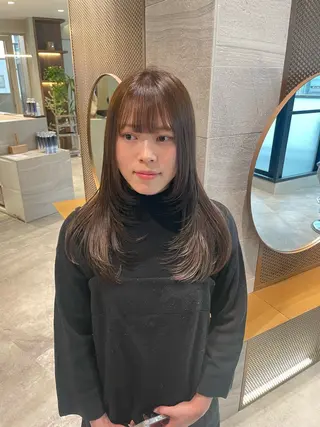 セミロング Toiro 新宿所属・新宿/新宿三丁目 yuinaのヘアスタイル