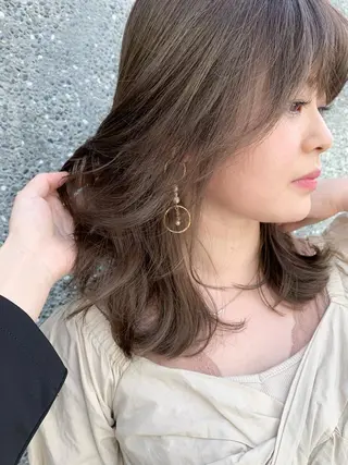 セミロング カラー オチ ハナのヘアスタイル