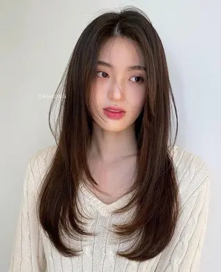 ロング カラー 曲がる縮毛矯正 センターパートのヘアスタイル