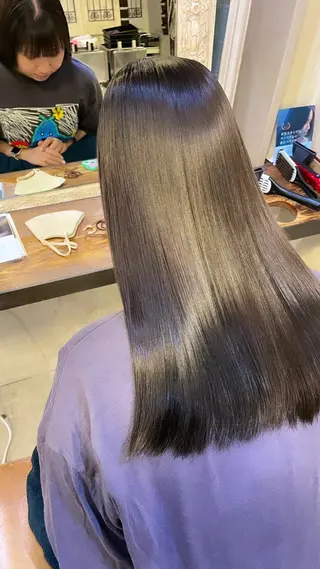 セミロング ブリーチ＆縮毛矯正 🧸tomoki🧸のヘアスタイル