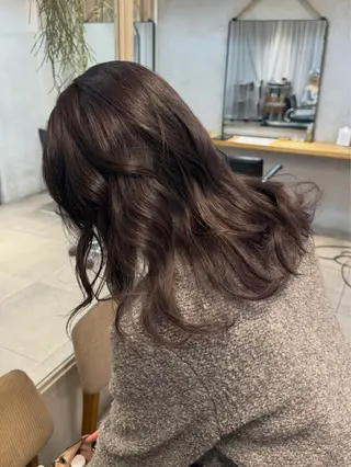 セミロング カラー ミルクティー× グレージュMOMOのヘアスタイル