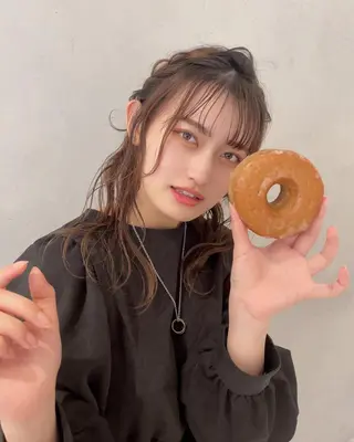 セミロング カラー ヘアアレンジ ネイル 耳つぼ屋さん ‎🤍りりのヘアスタイル