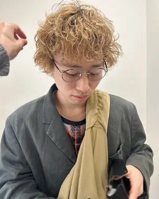 ミディアム パーマ メンズ Loom.所属・村上雅人 ナチュラルモードのヘアスタイル