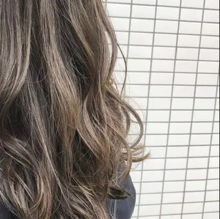 ミディアム カラー THE DAY所属・AKI HASHIMOTOのヘアスタイル