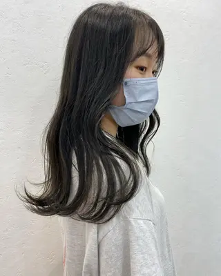 ロング カラー オリーブ/アッシュ やわらか透明感カラーのヘアスタイル