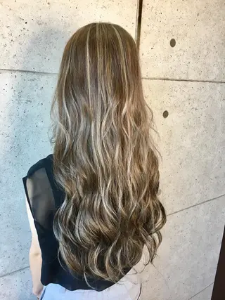 ロング 足立 磨咲のヘアスタイル