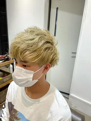 ショート カラー メンズ 鈴村 大介のヘアスタイル