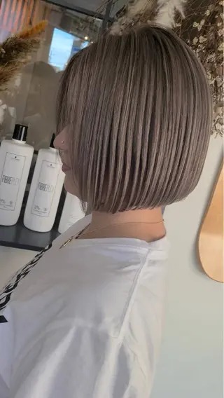 ショート カラー ブリーチカラー🌈 嘉名 真樹のヘアスタイル