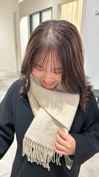 ミディアム オリーブベージュ/ ブリーチなし透明感のヘアスタイル