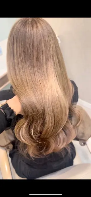 ロング カラー 𝑴𝑰𝑨🎀赤髪 /ピンク/髪質改善のヘアスタイル