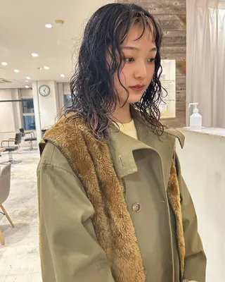 ミディアム パーマ Loom.所属・村上雅人 ナチュラルモードのヘアスタイル