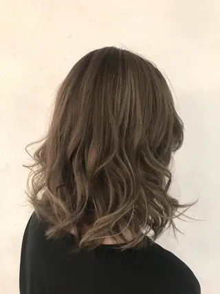 ミディアム カラー 伊藤 優希のヘアスタイル