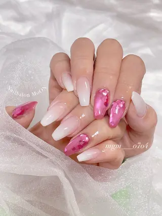 MoON...❤︎ MeGuのネイルデザイン
