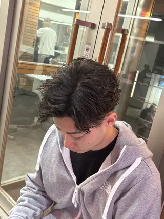 パーマ メンズハイトーン 北斗💍レイヤーのヘアスタイル