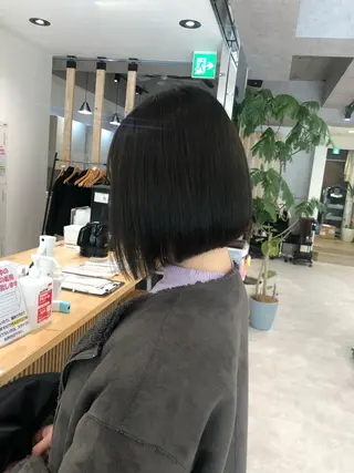 ショート レイヤー/顔まわり カット/地毛風カラーのヘアスタイル