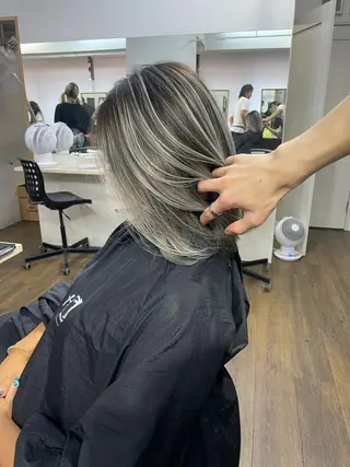 ミディアム カラー ヒカ/外国人風 デザインカラーのヘアスタイル