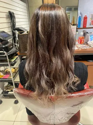 ロング カラー テシロギ セイナのヘアスタイル