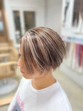 ミディアム カラー パーマ ヘアアレンジ メンズ キッズ ネイル マツエク・マツパ アイブロウ 🌟ブリーチ特化型 ハイトーンカラー🌟のヘアスタイル