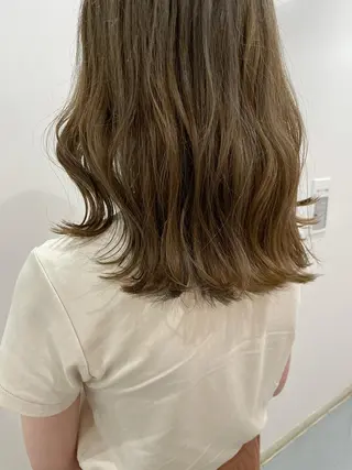 ミディアム カラー akane .のヘアスタイル