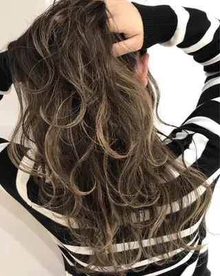 ロング カラー パーマ ヘアアレンジ 【公式】amble luxe池袋東口🩷のヘアスタイル