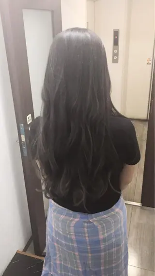 ロング カラー ヤナ マネージャーのヘアスタイル