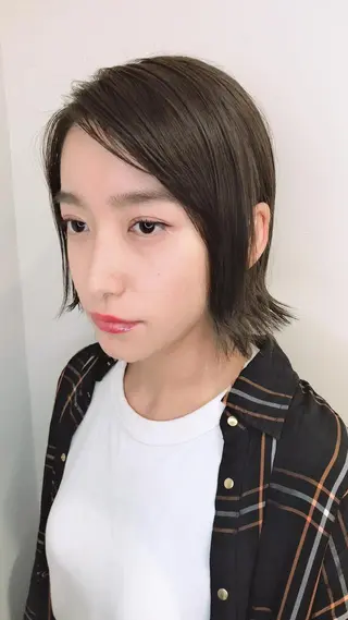 ミディアム カラー ウルフカット／吉村 桃子のヘアスタイル